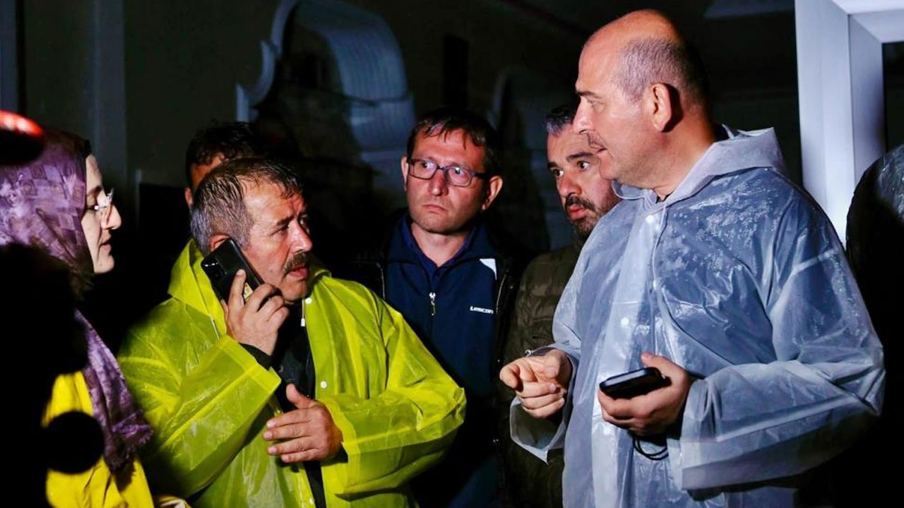 Günün en dikkat çeken karesi... Soylu ve Yavaş buluştu: Bakanın ıslak çizmeleri gündem oldu