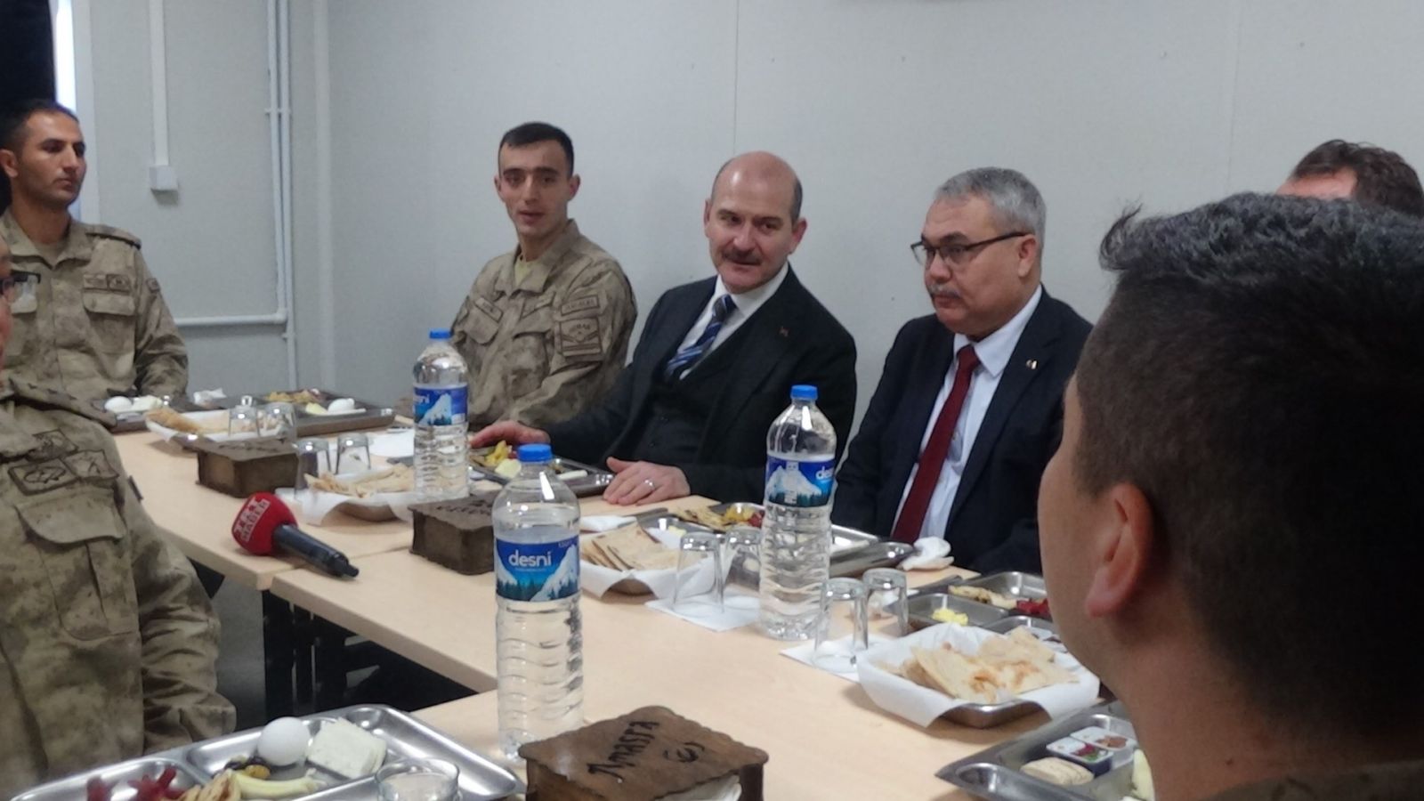 İçişleri Bakanı Soylu'dan kar altında görev yapan Mehmetçiğe ziyaret