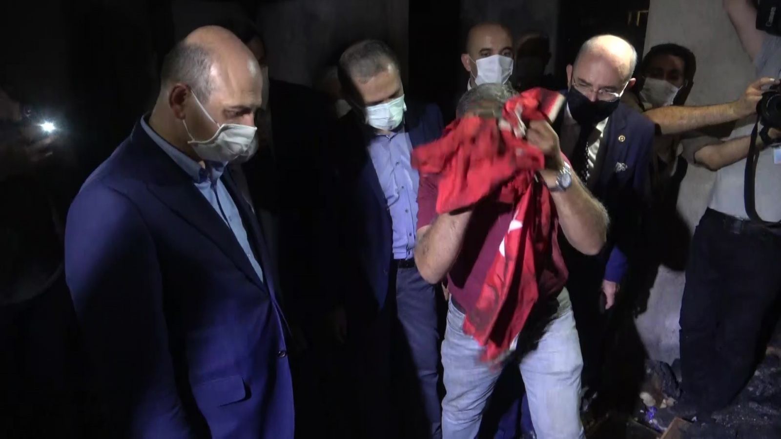 Tüm ev yandı bir tek o zarar görmedi!  Bakan Soylu da şaşkınlığını gizleyemedi