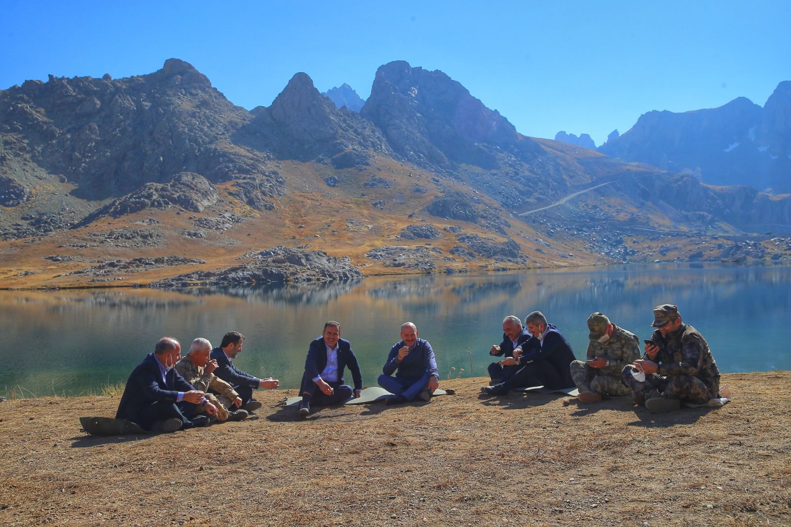 Bakan Soylu Hakkari'de askerle buluştu: 'Bayrağımızın gölgesinde huzurla kahvemizi içiyoruz'