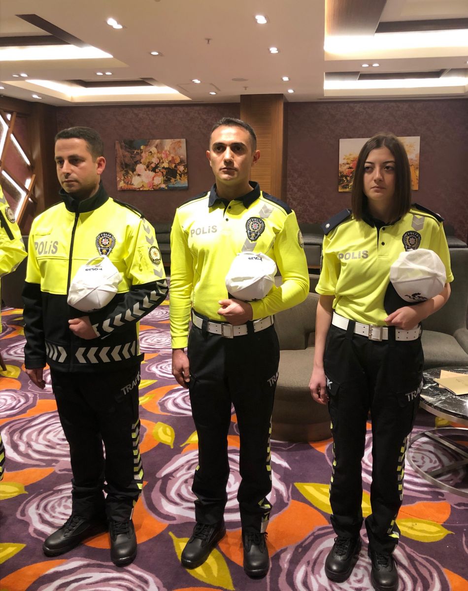 Bakan Soylu yeni polis üniformalarını TGRT Haber'de tanıttı