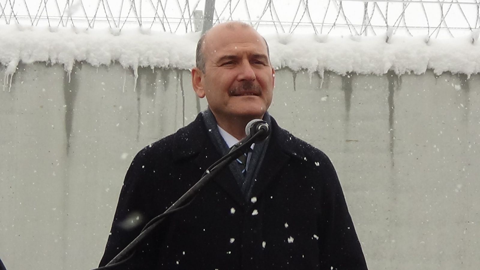 İçişleri Bakanı Soylu'dan kar altında görev yapan Mehmetçiğe ziyaret