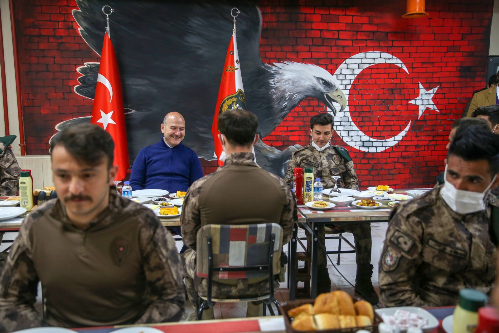 İçişleri Bakanı Soylu, Yüksekova'da asker ve polislerle bayramlaştı