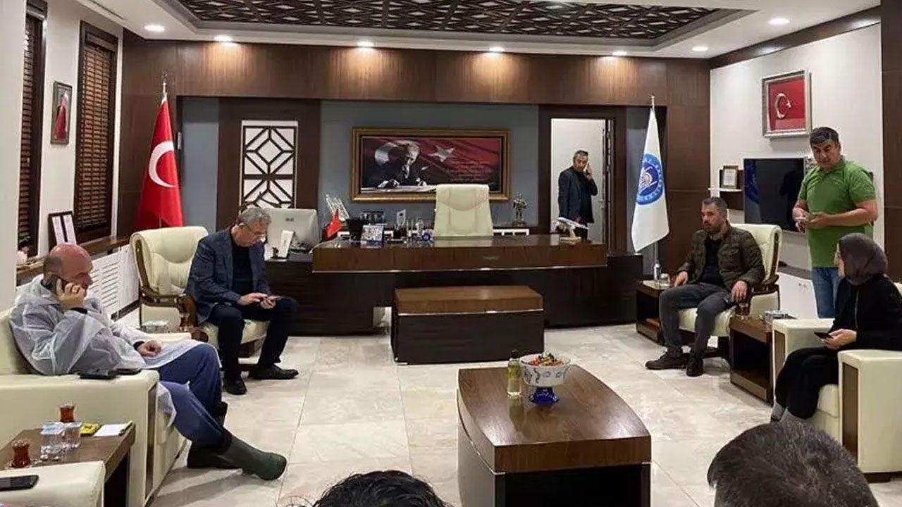 Günün en dikkat çeken karesi... Soylu ve Yavaş buluştu: Bakanın ıslak çizmeleri gündem oldu