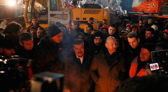 Bakanlar depremzedeleri bir an yalnız bırakmadı