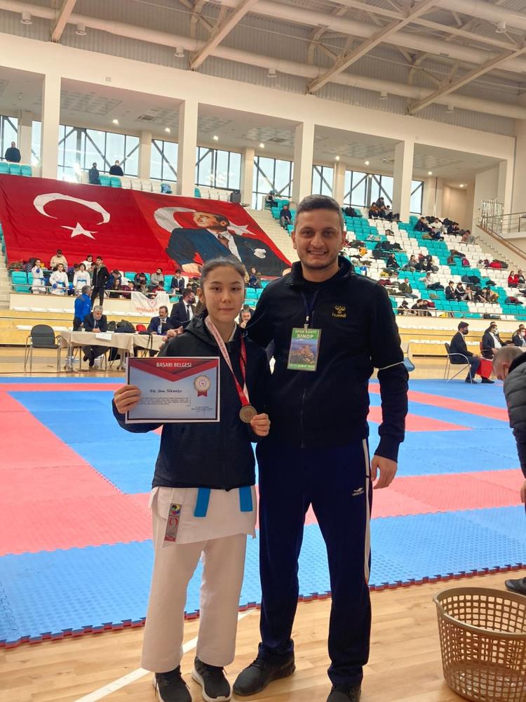 İhlas Koleji öğrencisi Sena Türkmen'den karatede birincilik