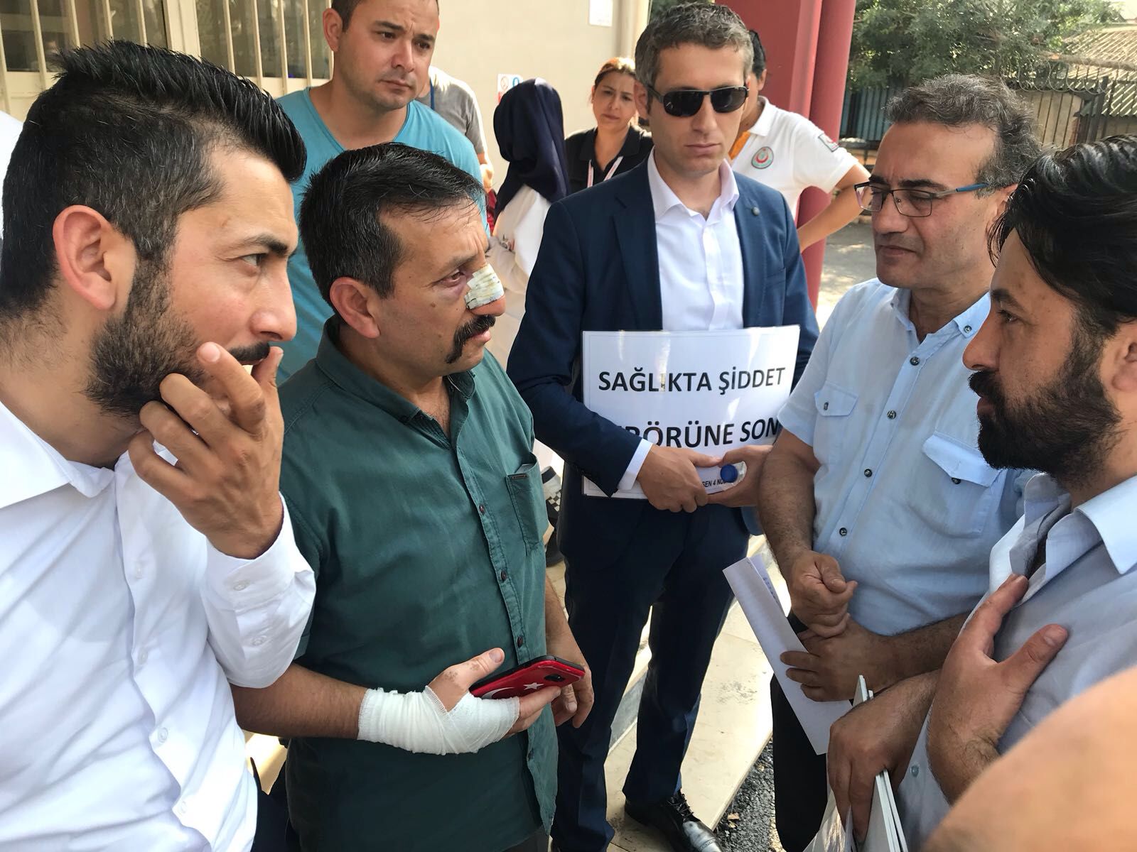 Sağlıkçılar: Şiddet uygulayan 6 ay hizmet alamasın