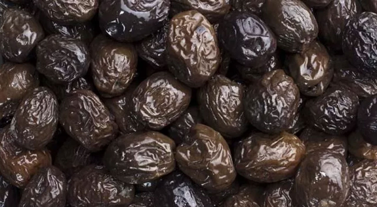 Zeytin çekirdeği yutmak zararlı mı? Zeytin çekirdeği midede erir mi? Canan Karatay açıkladı: Günde 5-6 çekirdek mutlaka yutun