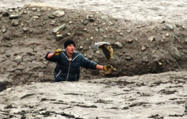 Sular çekildi, elleriyle 15 kiloluk balık yakaladı