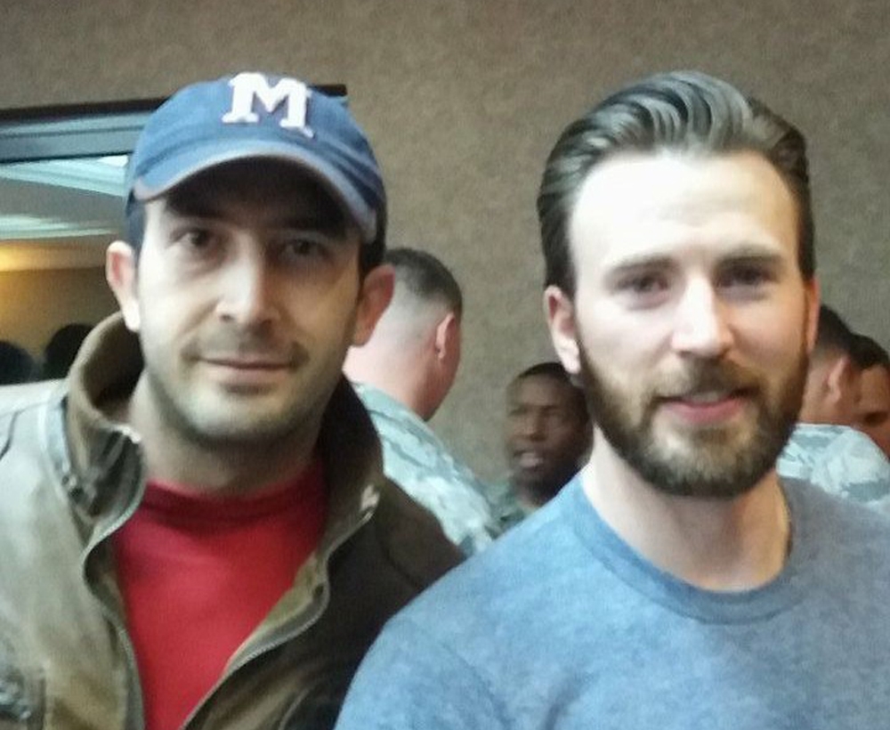 Adanalı genç Scarlett Johansson'la İncirlik’te fotoğraf çektirdi