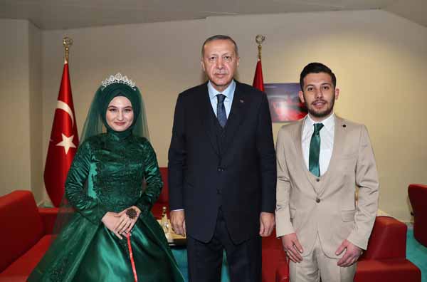 Cumhurbaşkanı Erdoğan bir çiftin nişan yüzüklerini taktı