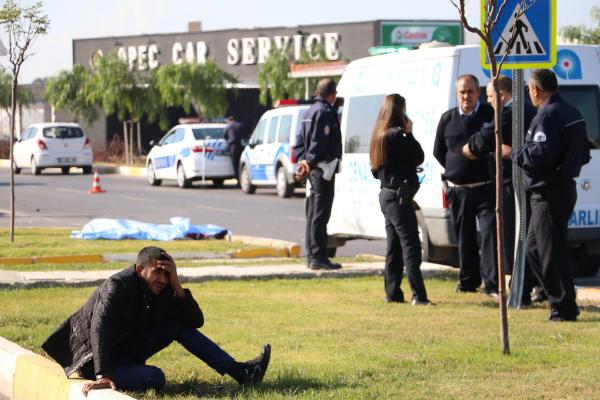 Sıkıştırılan sürücü refüje çarpıp öldü