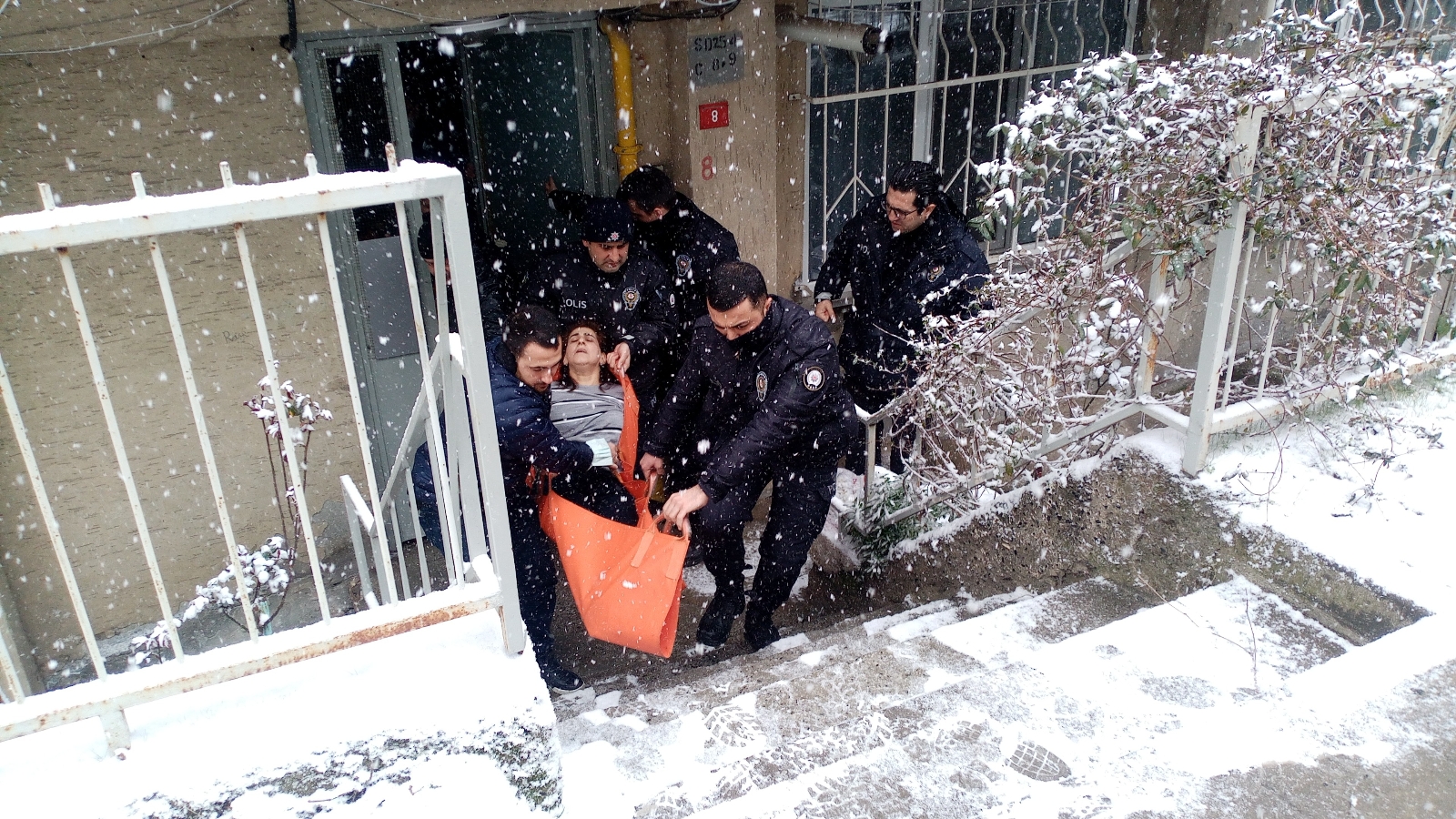 Alacak verecek tartışması teyzeyi canından etti, eşini de yaraladı