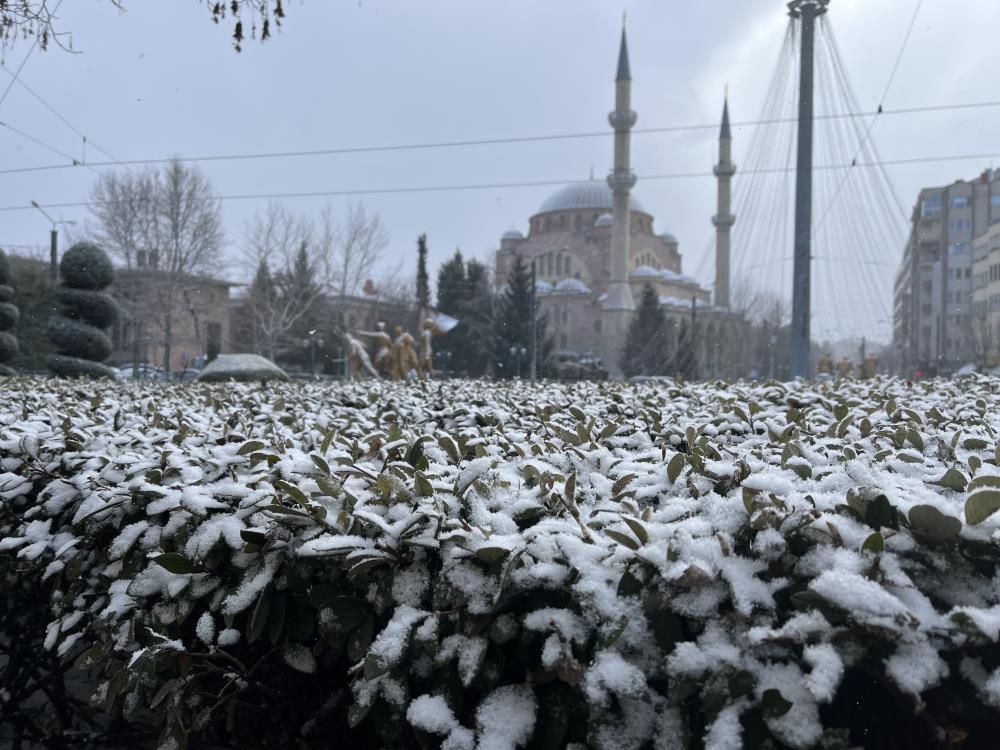 Eskişehir'de kar yağışı görenleri şaşırttı