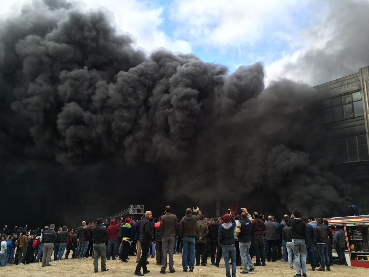 İstanbul'da büyük yangın, patlama sesleri geliyor...