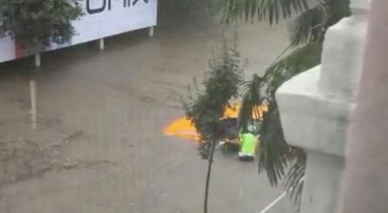 Selde aracıyla mahsur kalan vatandaşı polis kurtardı