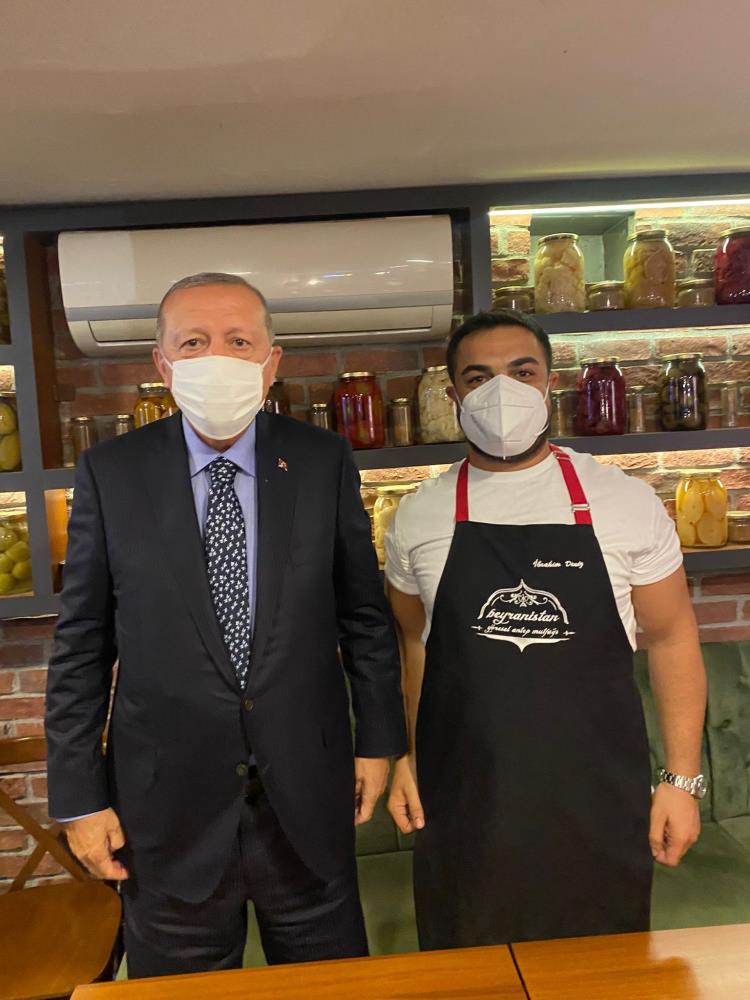 Cumhurbaşkanı Erdoğan, söz verdiği esnafa uğrayarak çay içti