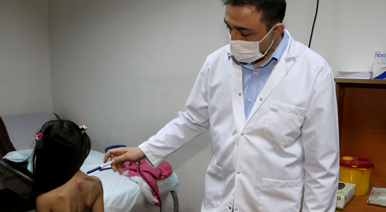 Çocuklarda duruş bozukluklarına dikkat! Skolyoz belirtisi olabilir