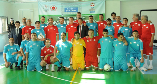 Futbolun efsaneleri Şanlıurfa'da genç hükümlülerle buluştu