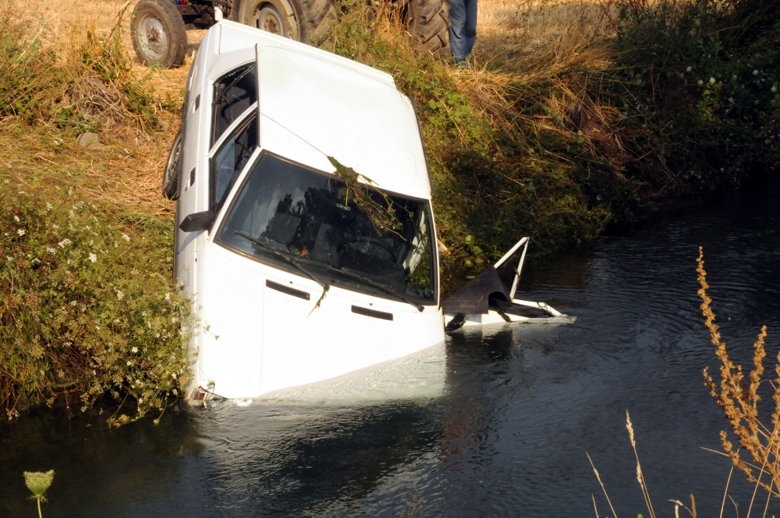 Otomobil sulama kanalına uçtu: 1 ölü
