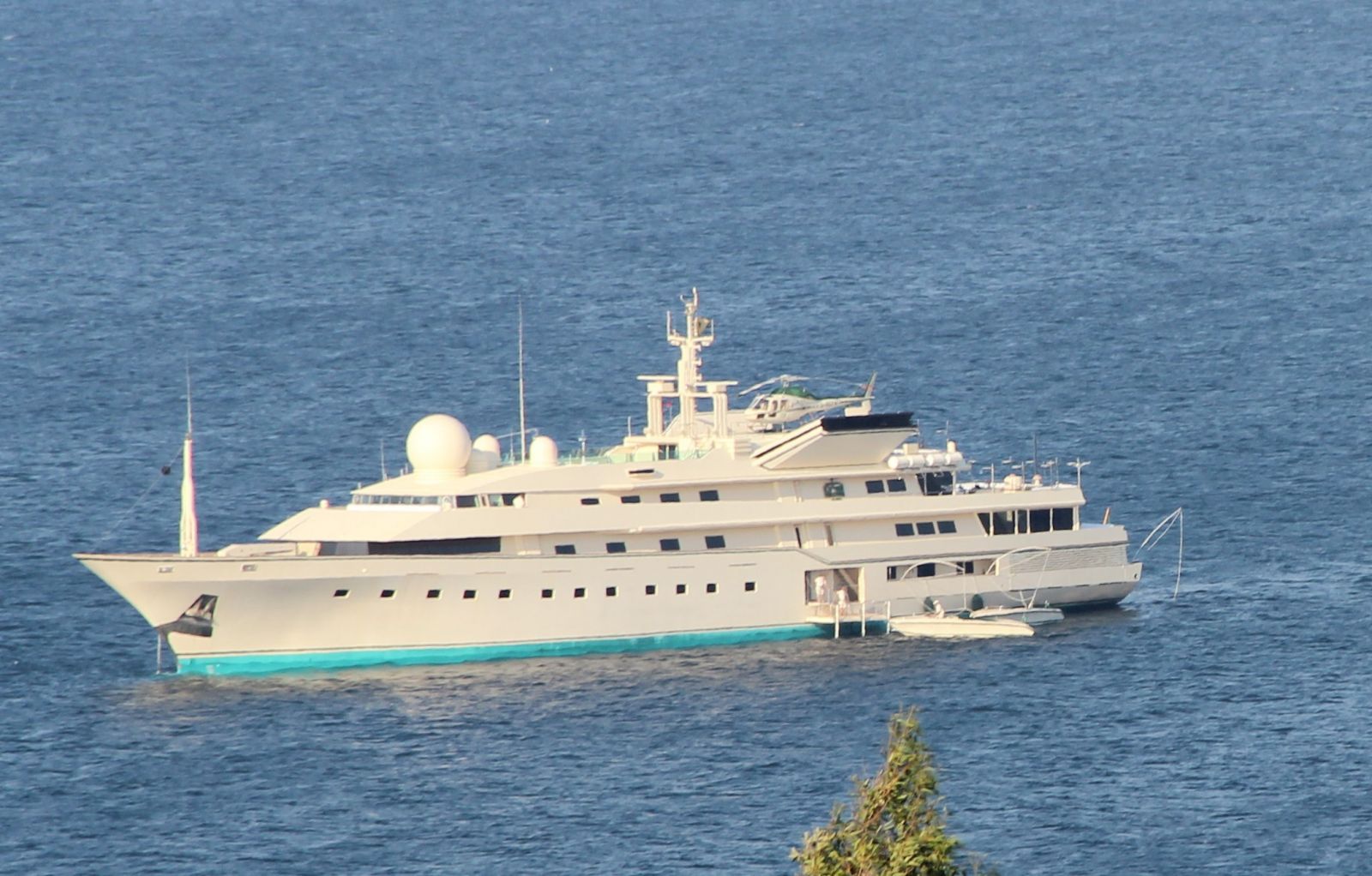 Suudi Prens sarı şortuyla Bodrum’da pedal çevirdi