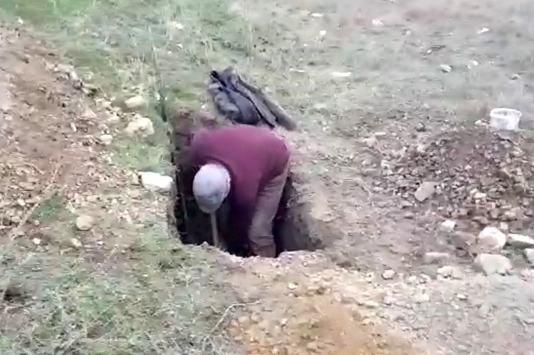 Jandarmaya ait 'drone'u taşlayan defineci yakalandı Jandarmaya ait 'drone'u taşlayan defineci yakalandı