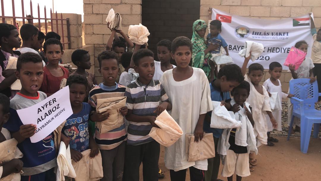 İhlas Vakfı Sudan'daki yetimlere bayramlık dağıttı