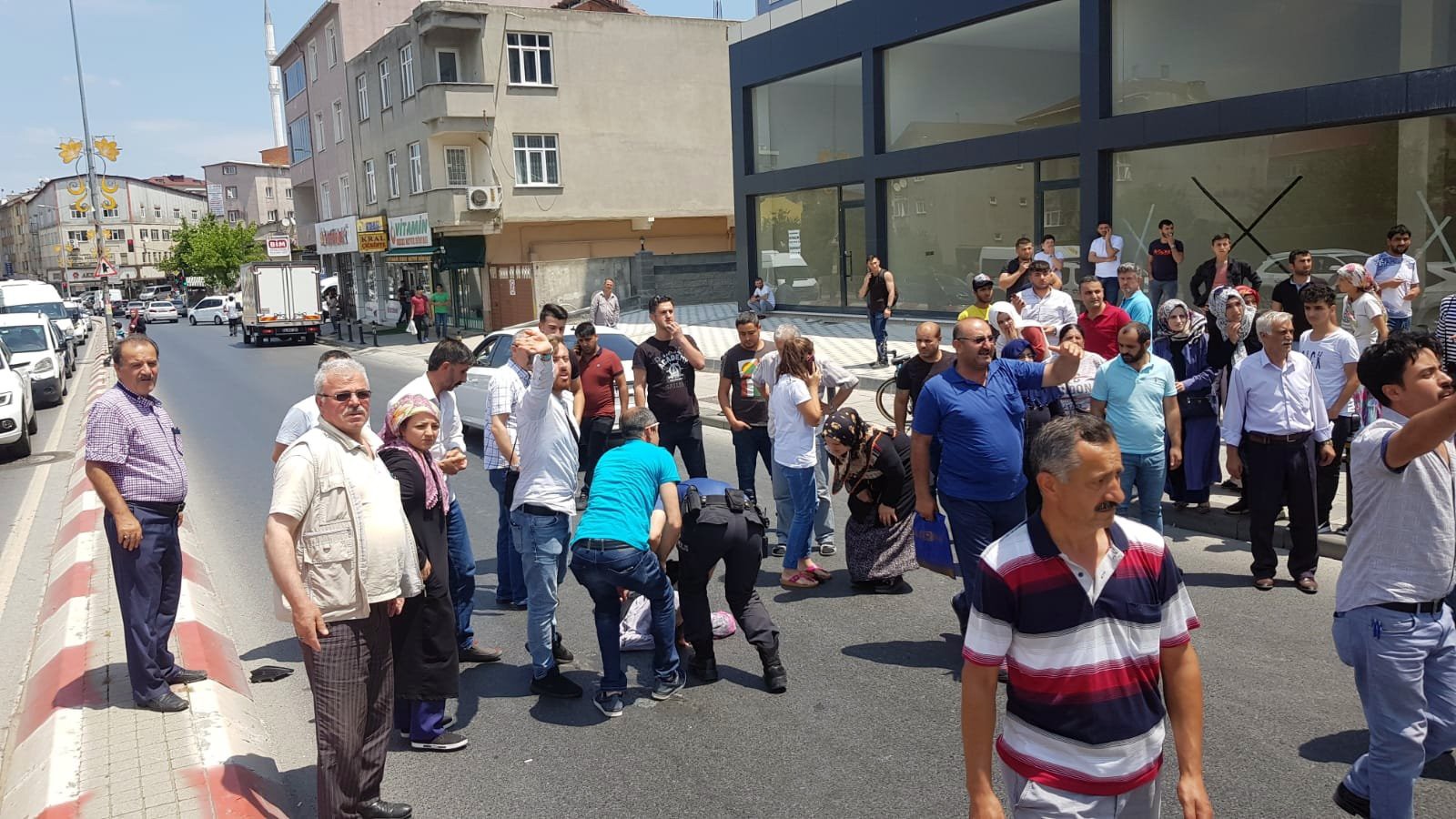 Sultanbeyli’de süratli sürücü karşıdan karşıya geçmeye çalışan kadına çarptı