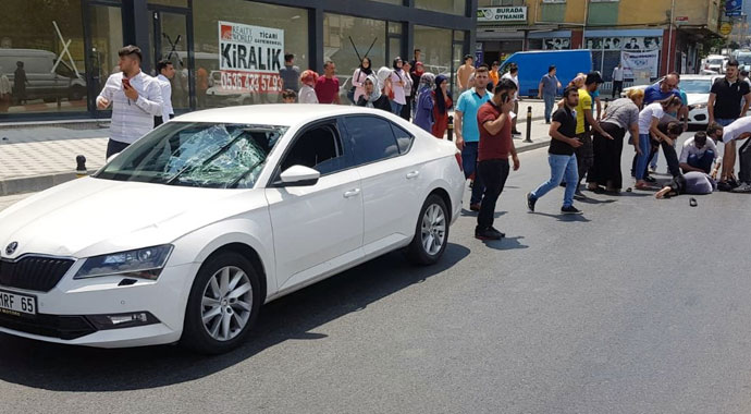 Sultanbeyli’de süratli sürücü karşıdan karşıya geçmeye çalışan kadına çarptı Sultanbeyli’de süratli sürücü karşıdan karşıya geçmeye çalışan kadına çarptı