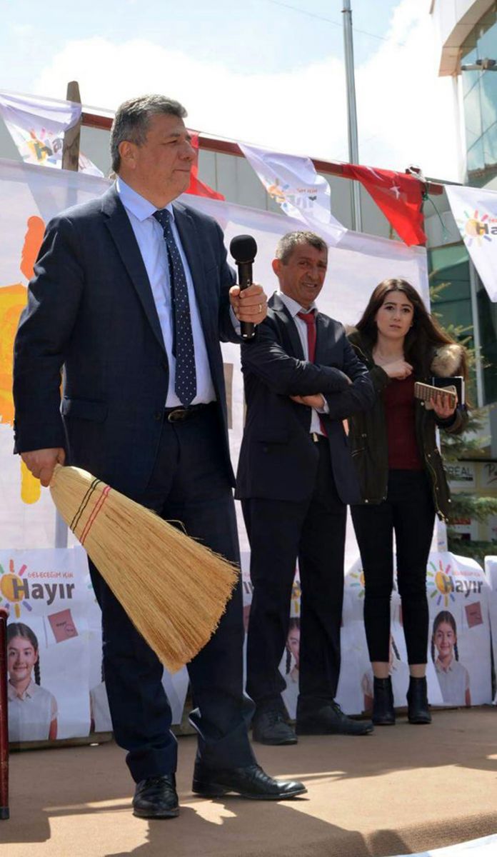 Balbay'dan süpürgeli referandum çalışması