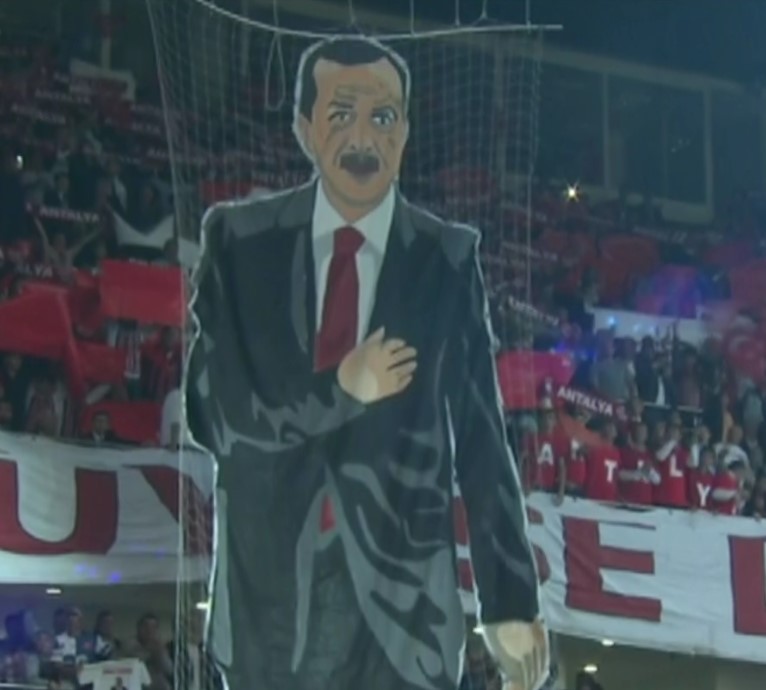 AK Partililerden 3 lidere koreografi