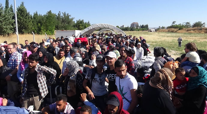 5 bin Suriyeli bayram için koşarak ülkelerine gitti