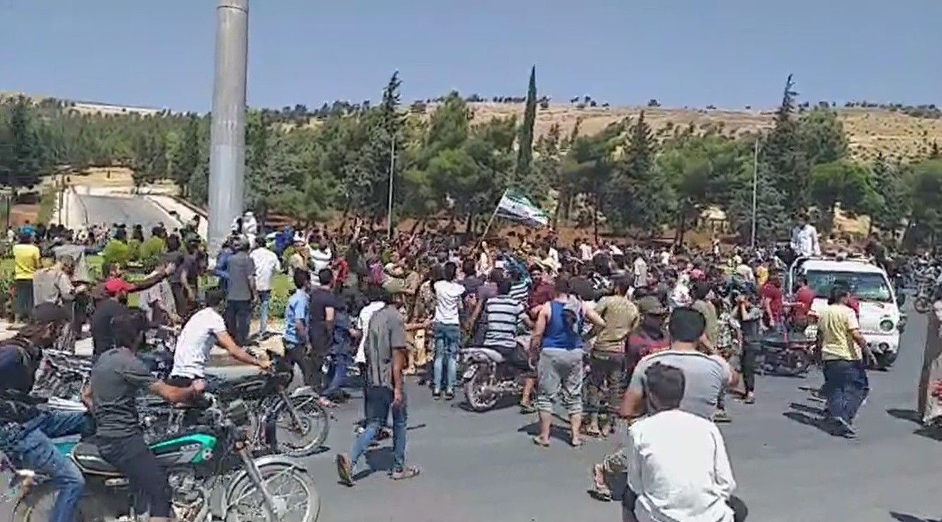 Bombalardan kaçan binlerce Suriyeli Türkiye sınıra dayandı