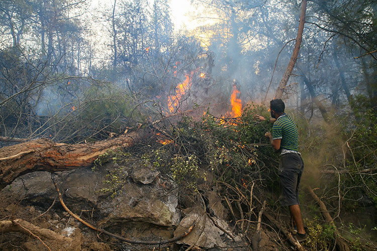 Suriyeli Hasan el-Hasan, İzmir'deki yangını söndürmek için avuçlarıyla toprak taşıdı
