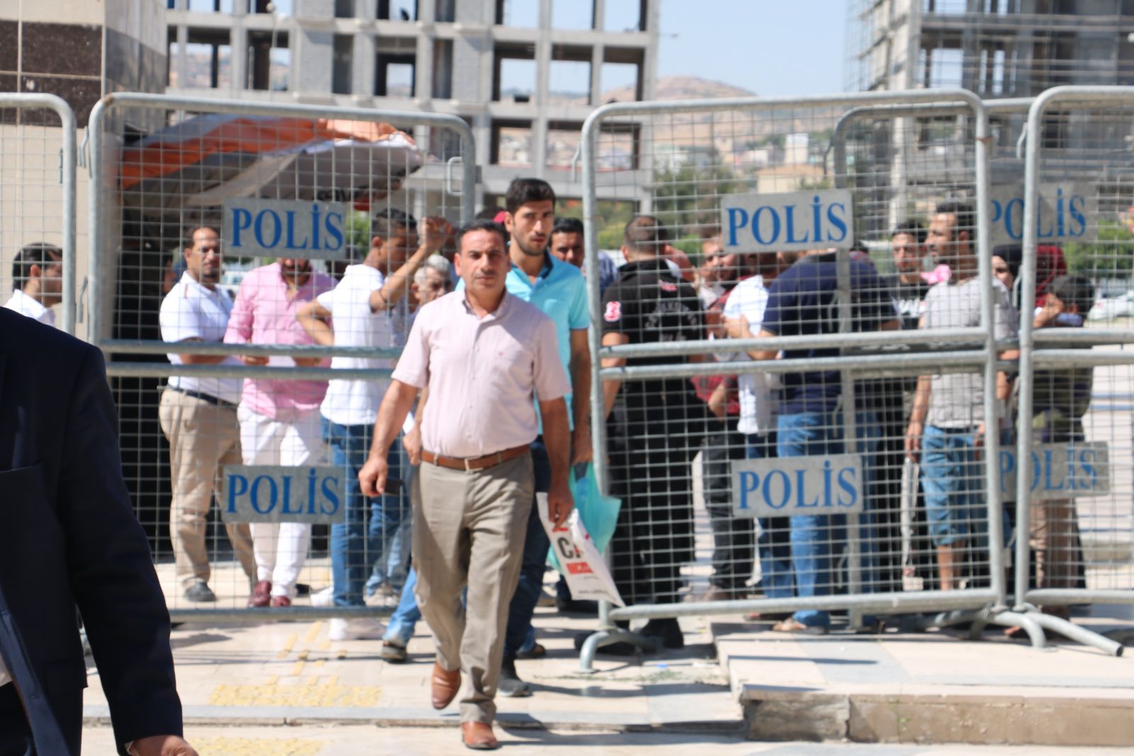 'Kanada’ya mülteci alınacak' yalanı, Suriyelileri valilik binasına akın ettirdi