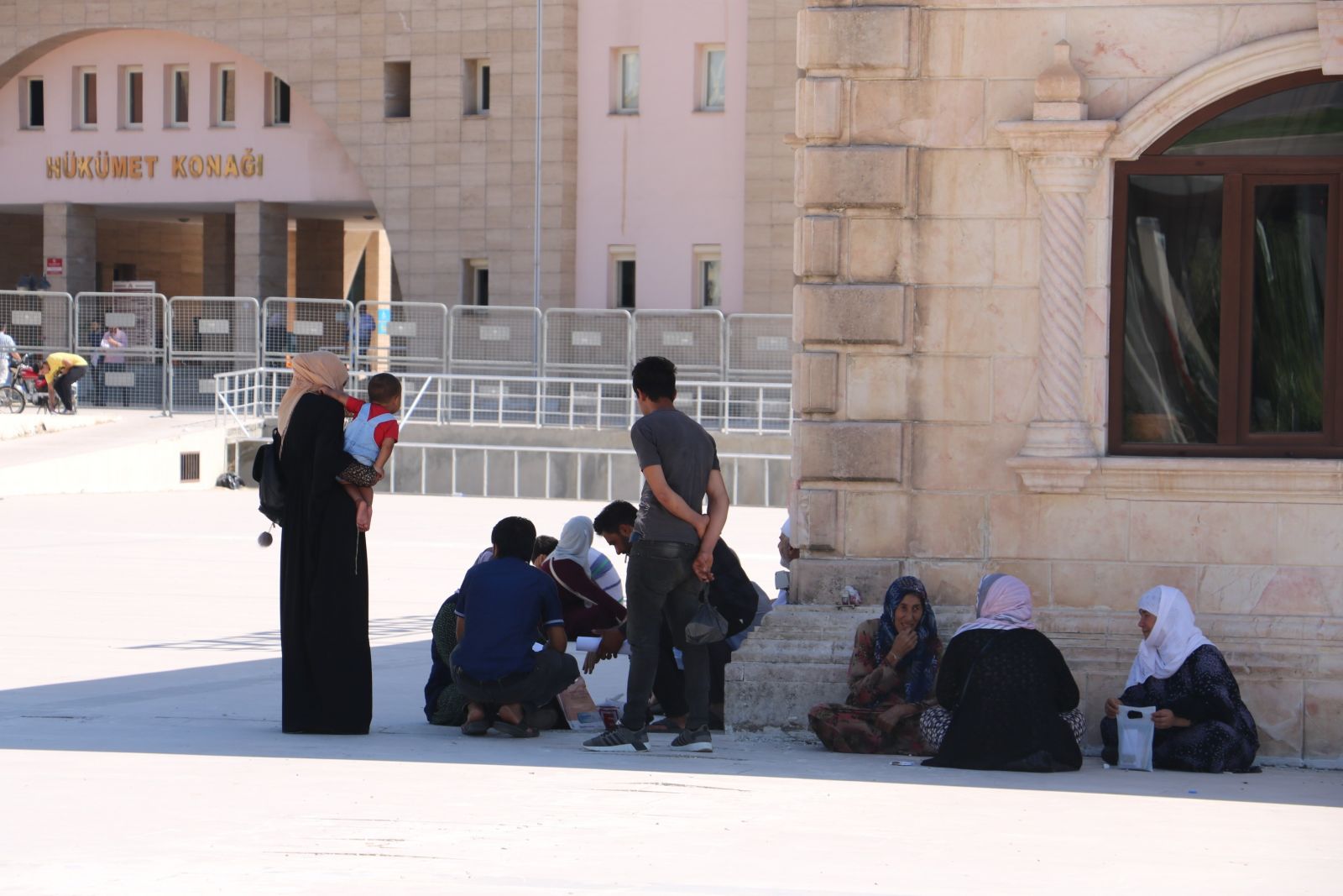 'Kanada’ya mülteci alınacak' yalanı, Suriyelileri valilik binasına akın ettirdi