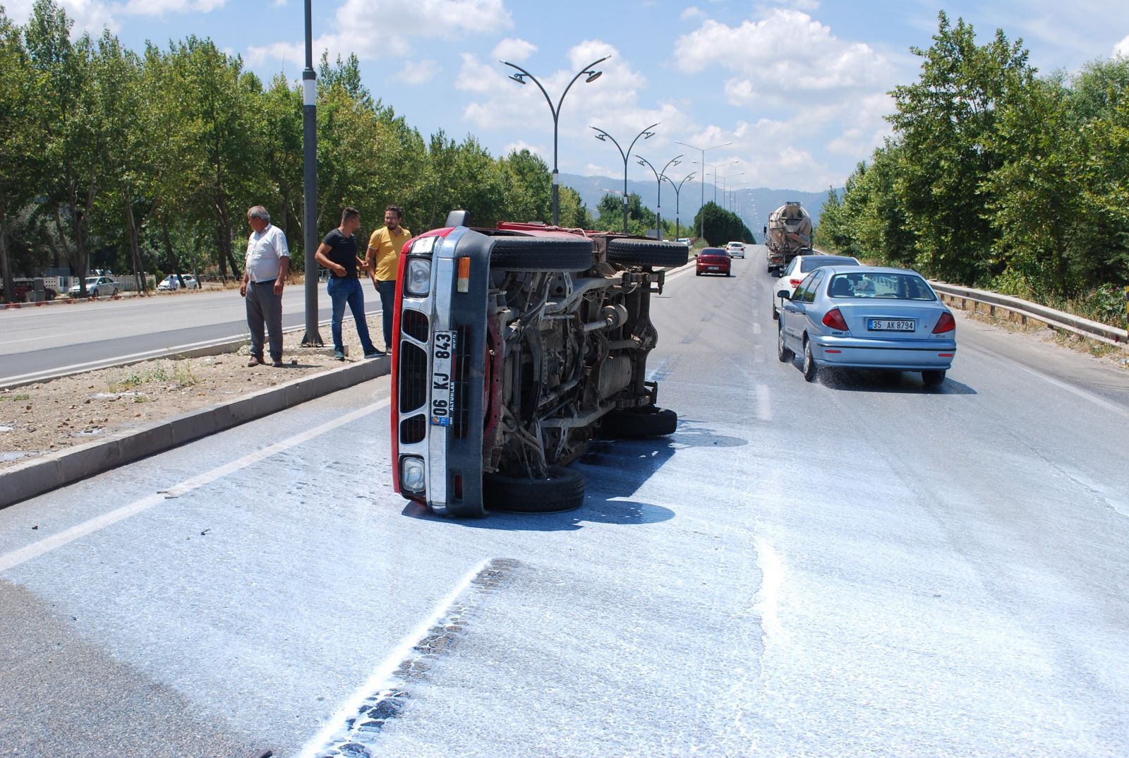 Manisa'da kamyonet devrildi, 2 ton süt yola döküldü
