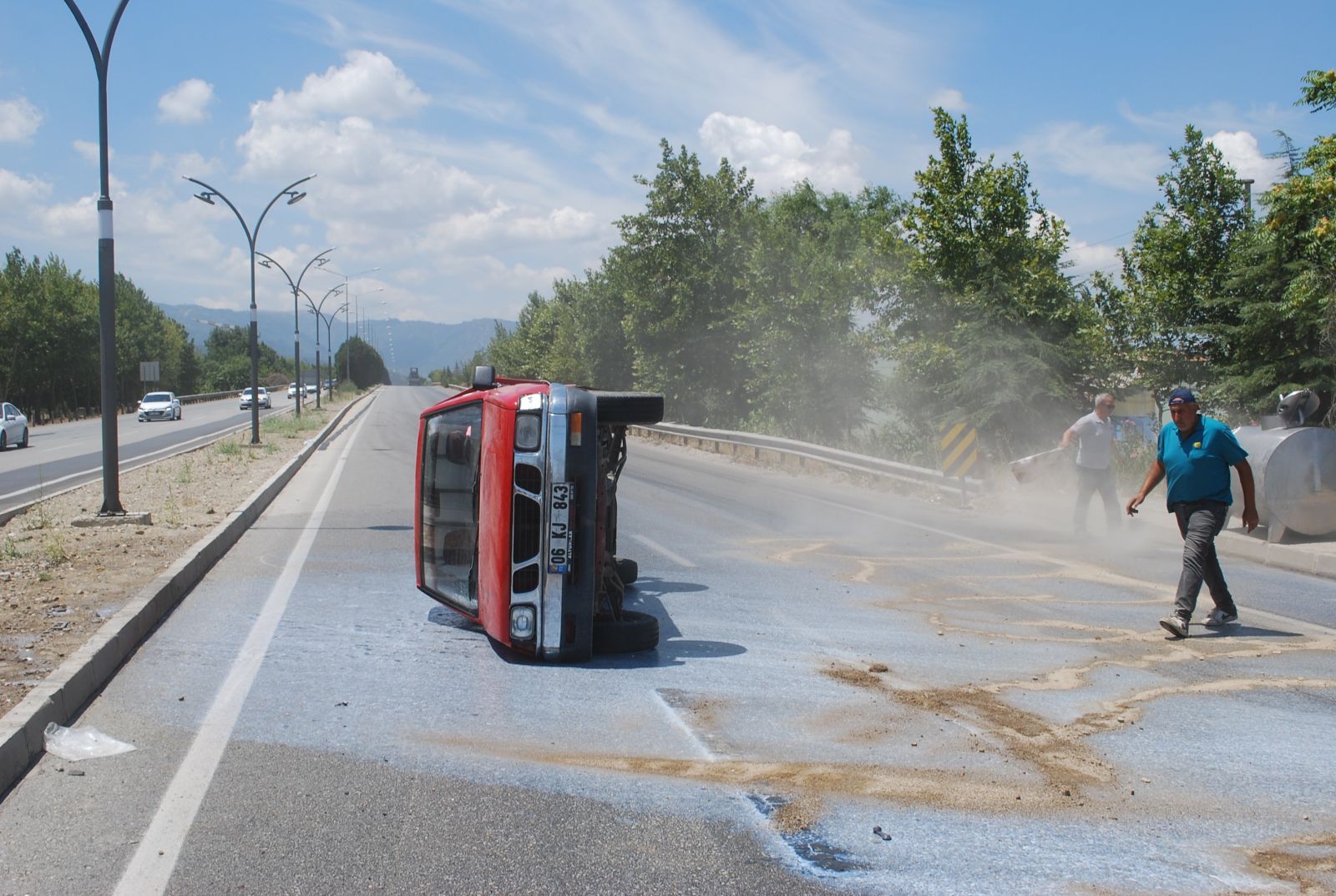Manisa'da kamyonet devrildi, 2 ton süt yola döküldü
