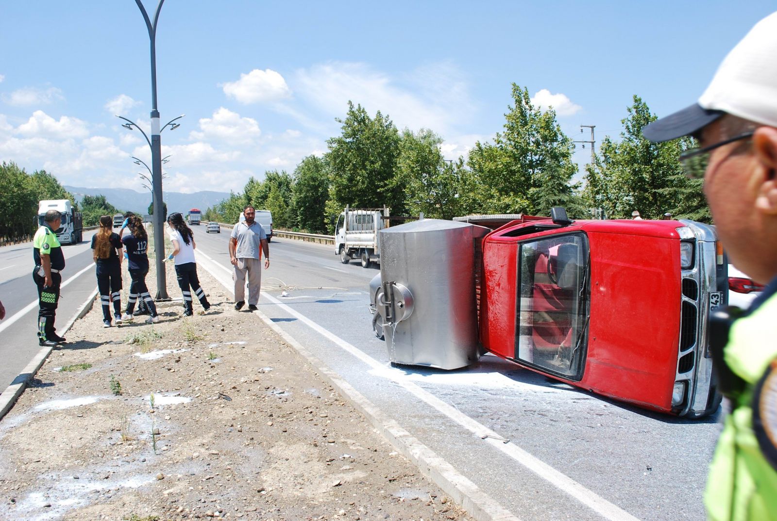 Manisa'da kamyonet devrildi, 2 ton süt yola döküldü