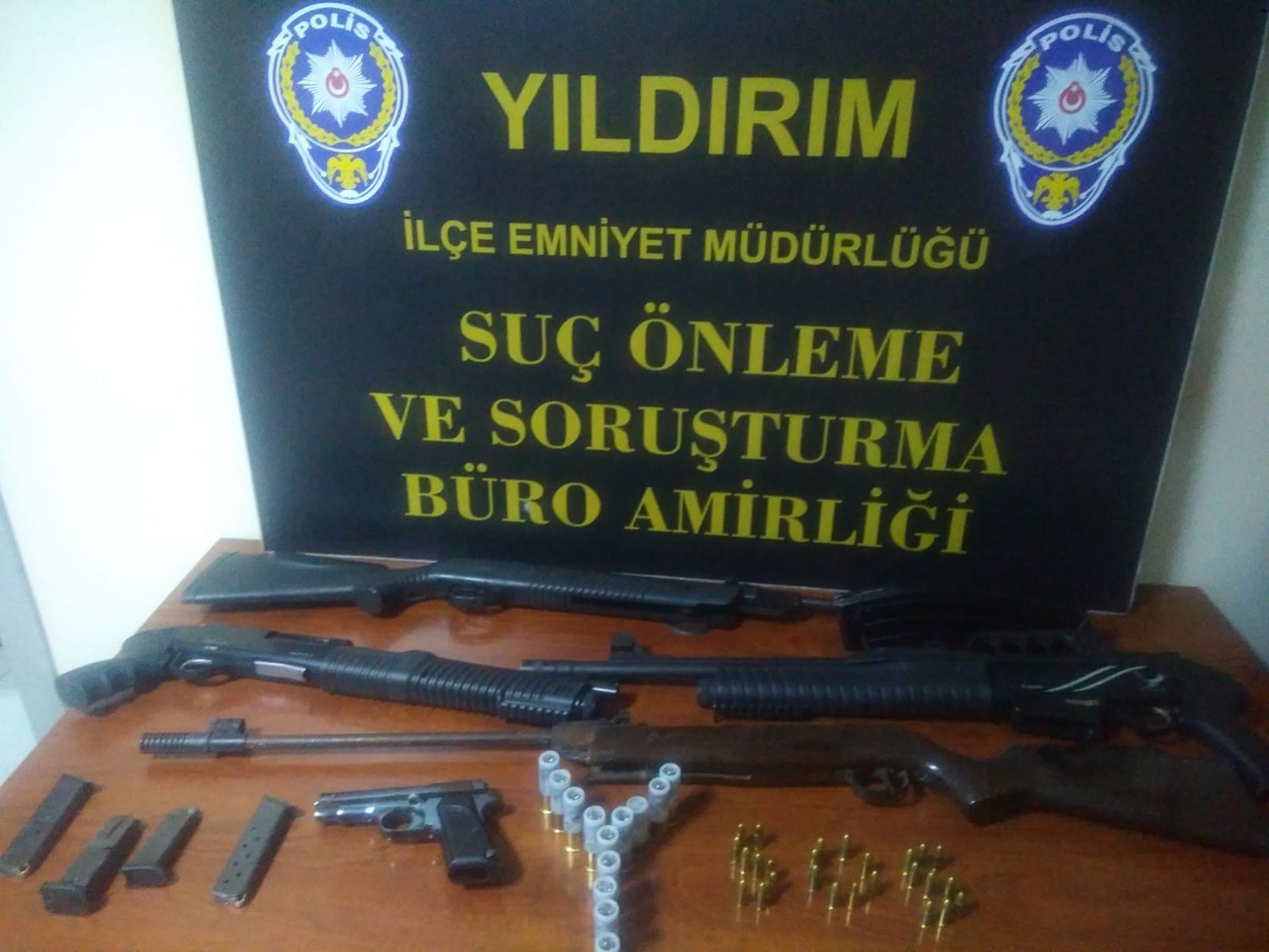 Çekirdek çitleyen arkadaşını vurdu, saklandığı evden cephanelik çıktı