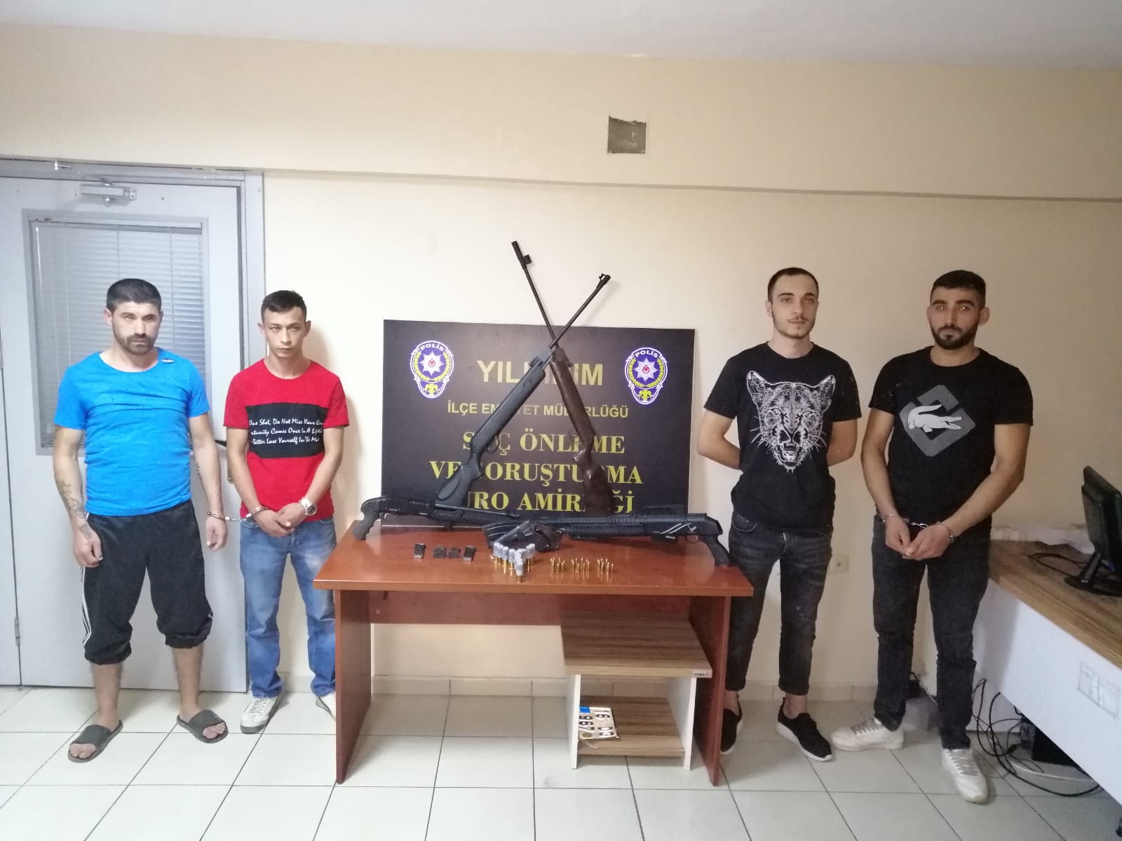 Çekirdek çitleyen arkadaşını vurdu, saklandığı evden cephanelik çıktı