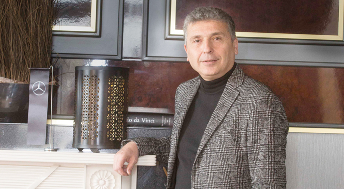 Sürücüye gaz veren otomobil