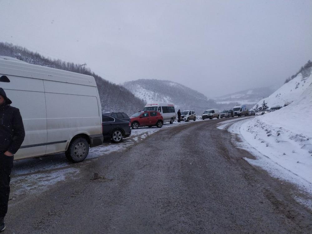 Sivas’ta kar yağışı nedeniyle araçlar kuyruk oluşturdu, AK Parti milletvekili de mahsur kaldı