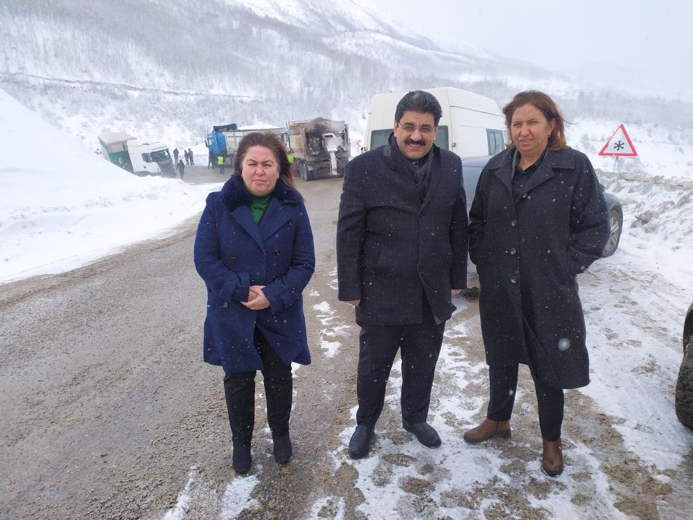 Sivas’ta kar yağışı nedeniyle araçlar kuyruk oluşturdu, AK Parti milletvekili de mahsur kaldı
