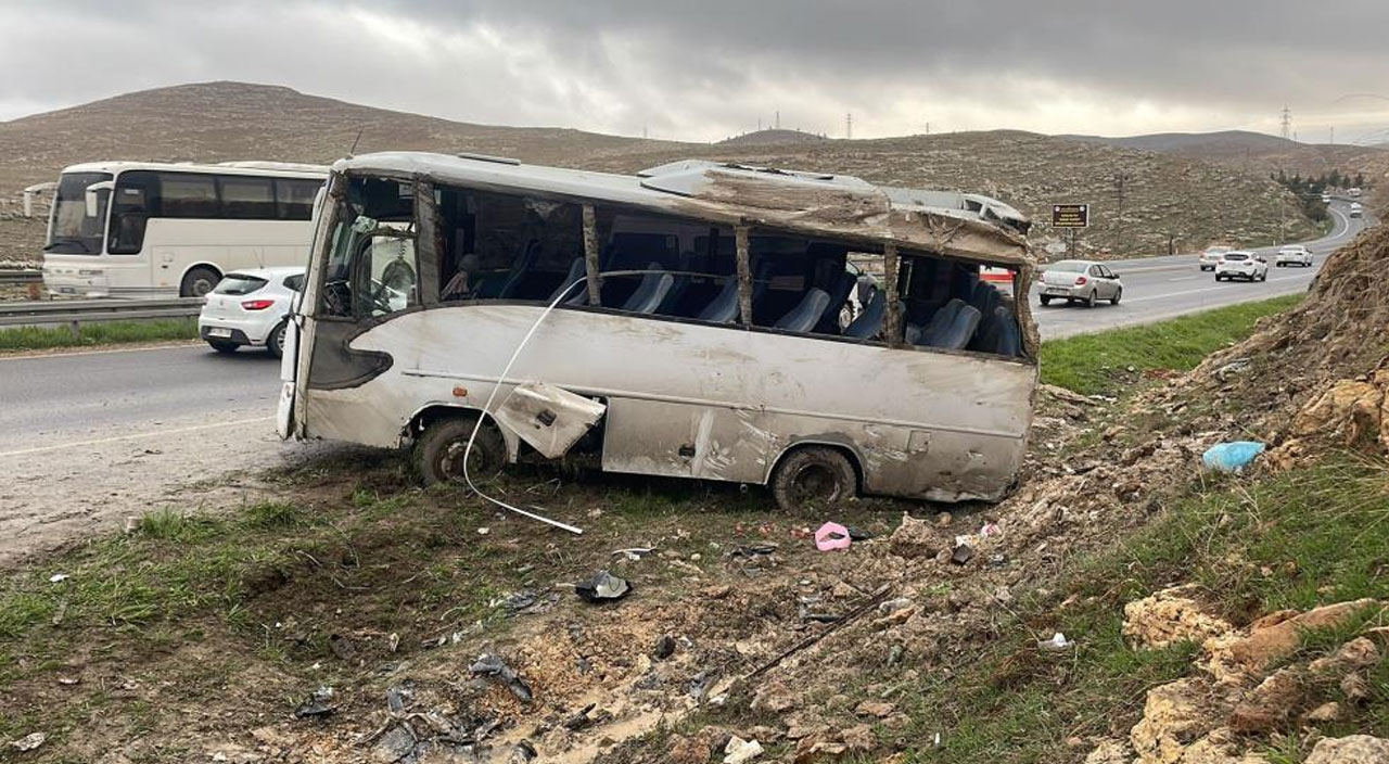Şanlıurfa’da işçi servisi devrildi: Yaralılar var Şanlıurfa’da işçi servisi devrildi: Yaralılar var