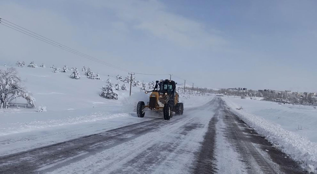 Mahsur kalanları kurtarmaya giden karayolları ekibi de karda mahsur kaldı