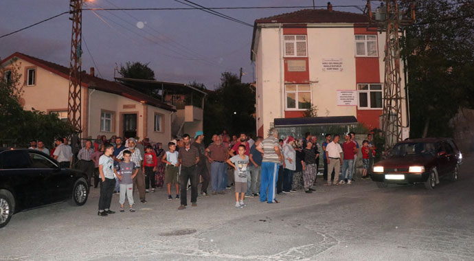 Tır sürücülerine kızıp yolu kapattılar