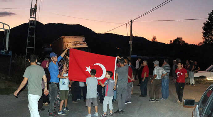 Tır sürücülerine kızıp yolu kapattılar