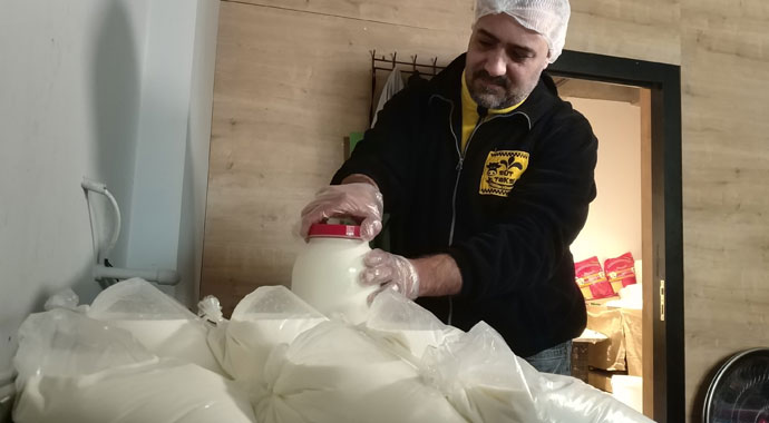 Yöneticiliği bırakıp 'süt taksi'yi kurdu, siparişlere yetişemiyor!
