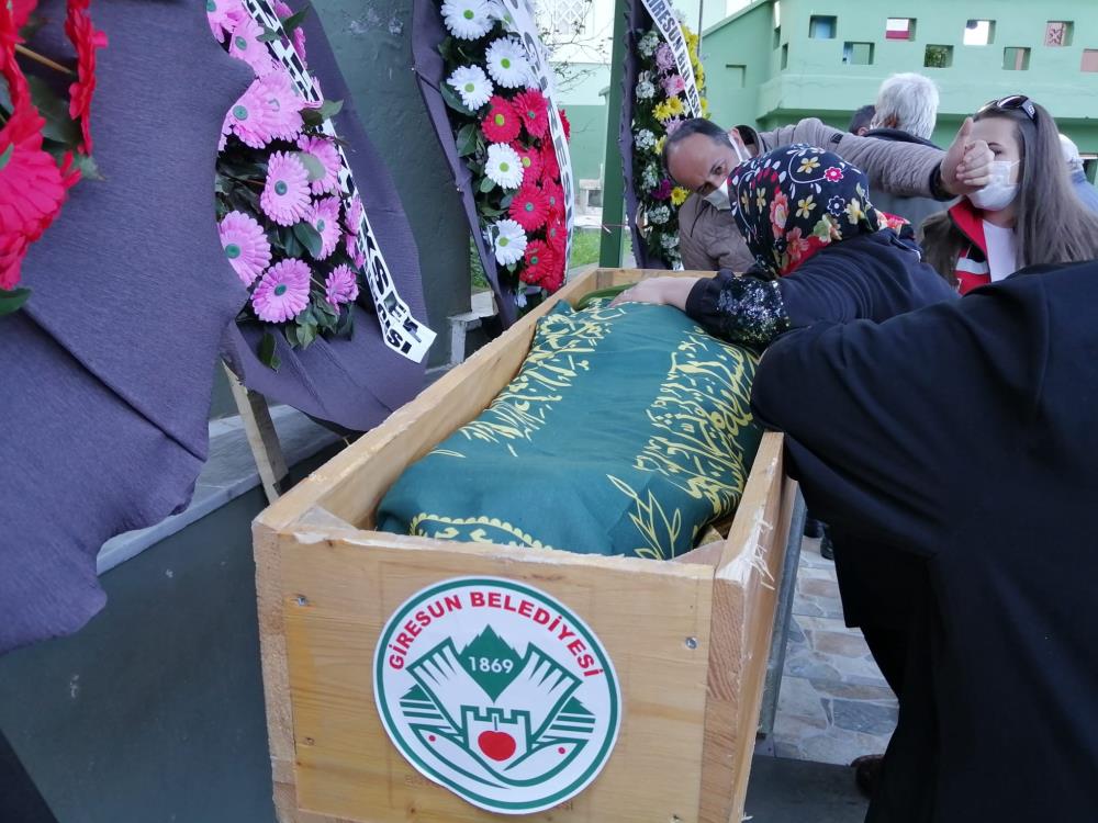 Sıla son yolculuğuna uğurlandı, ailesi tabutuna sarılarak gözyaşı döktü